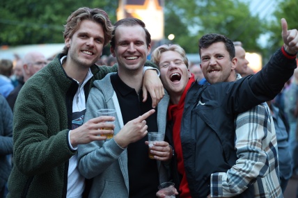 BEZOEKERS